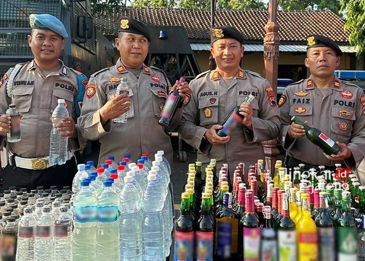 MENUNJUKKAN BARANG BUKTI: Minuman keras dari berbagai merek hasil operasi penyakit masyarakat Polres Jepara. (Anta/Lingkarjateng.id)