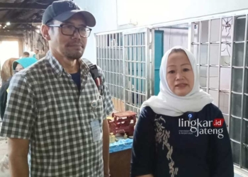 MENINJAU: Owner Rumah Sakit Mitra Bangsa Pati , Dra. H. Suhartini dan Plt Direktur RS Mitra Bangsa Pati, drg. Hendrianto meninjau penyembelihan hewan kurban di rumah pemotongan hewan Desa Blaru, Kecamatan Pati, pada Jumat, 30 Juni 2023. (Istimewa/Lingkarjateng.id)