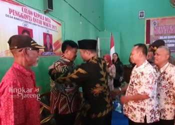 TERPILIH: PAW Kades Terpilih, Sunaryo, S.Pd., M.Pd diberi ucapan selamat oleh Camat Dukuhseti Agus Sunarko, S.STP., M.Si (Istimewa/Lingkarjateng.id)