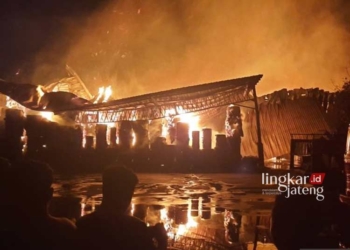 KEBAKARAN: Kebakaran yang terjadi di Pabrik Kertas Enggal Subur di Jalan Kudus-Pati di Desa Terban, Kecamatan Jekulo, Kudus. (Istimewa/Lingkarjateng.id)