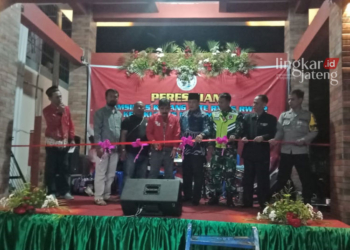 PERESMIAN: Sekretaris Komisi B DPRD Kabupaten Semarang, The Hok Hiong melakukan pemotongan pita sebagai simbol telah selesainya dibangun program penyedia air minum dan sanitasi berbasis masyarakat (Pamsimas) di wilayah RT 06 RW 02 Kupang Pete, Kelurahan Kupang, Kecamatan Ambarawa, Kabupaten Semarang pada Sabtu malam (15/7/2023). (Hesty Imaniar/Lingkarjateng.id)