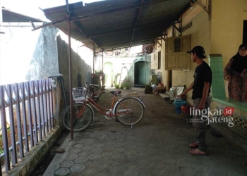 MENUNJUKAN: Ragil (45) warga Desa Jontro, Kecamatan Wedarijaksa, Pati saat menceritakan awal mula kehilangan motor. (Setyo Nugroho/Lingkarjateng.id)