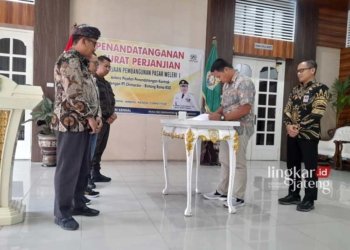 SIMBOLIS: Penandatanganan Surat Perjanjian Pekerjaan Pembangunan Pasar Weleri I, yang menandakan pasar segera dibangun. (Arvian Maulana/Lingkarjateng.id)