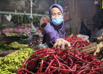 PRIHATIN : Supartinah, pedagang cabai di pasar induk Rembang yang mengeluh sepinya pembeli imbas harga cabai merah keriting naik. (R Teguh Wibowo/Lingkarjateng.id)