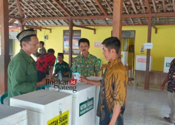 SIMULASI: Forkopimcam meninjau simulasi pemungutan suara pilkades 2023. (Hanafi/Lingkarjateng.id)