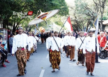 PAWAI: Barisan juru kunci saat pawai Napak Tilas Ki Ageng Penjawi Kebangkitan Pati pada Minggu, 23 Juli 2023. (Dok. LMG/Lingkarjateng.id)