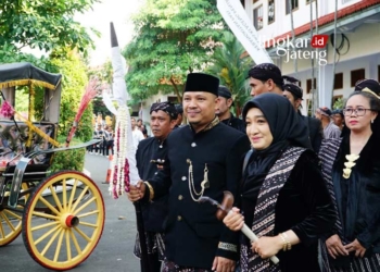 KIRAB: Penanggung Jawab Acara Pawai Kirab sekaligus Komisaris Utama Lingkar Media Group, Agus Sunarko, S.STP., M.Si. didampingi istri Irma Agus Sunarko saat pawai Kirab Napak Tilas Ki Ageng Penjawi Kebangkitan Pati memasuki Pendopo Kabupaten Pati pada Minggu, 23 Juli 2023. (Dok. LMG/Lingkarjateng.id)