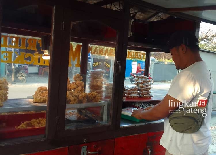 ILUSTRASI: Pedagang ayam crispy sedang menjajakan dagangannya. (Eko Wicaksono/Lingkarjateng.id)