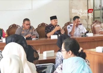 CARI SOLUSI: Camat Dukuhseti Agus Sunarko, S.STP.,MSi., (pegang mikrofon, berpeci) memberikan arahan dalam FGD penanganan kemiskinan ekstrem di Gedung BPL-LKMD Dukuhseti, pada Selasa, 25 Juli 2023. (Istimewa/Lingkarjateng.id)