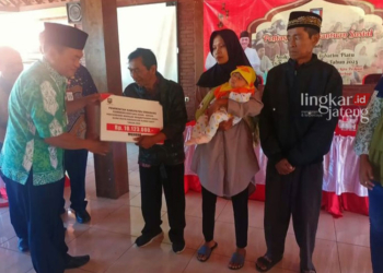 SIMBOLIS: Pemerintah Daerah (Pemkab) Kabupaten Semarang menyerahkan bantuan kepada warga kurang mampu untuk mengganti biaya pengobatan. (Hesty Imaniar/Lingkarjateng.id)