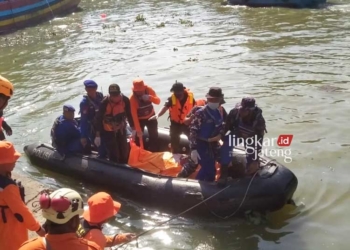 EVAKUASI: Tim SAR mengevakuasi jasad warga Batang yang tercebur ke Sungai Silugonggo, turut Desa Bendar, Kecamatan Juwana, Kabupaten Pati pada Selasa, 11 Juli 2023 sekira jam 09.00 WIB. (Dok. Basarnas Jateng/Lingkarjateng.id)