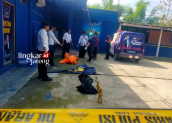 EVAKUASI: Petugas kepolisian mengevakuasi mayat yang diduga tewas tersengat listrik di kantor partai Kelurahan Kauman, Kecamatan/Kabupaten Blora pada Senin, 3 Juli 2023. (Subekan/Lingkarjateng.id)