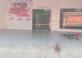 LOKASI: Tempat pembacokan dengan korban warga asal Mangunharjo di Karaoke Rowosari Atas atau Gambilangu (GBL) Kelurahan Mangkang Kulon, Kecamatan Tugu yang sudah dipasangi garis pembatas polisi. (Istimewa/Lingkarjateng.id)