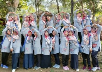 KOMPAK: Keseruan Paguyuban Istri Camat (PIC) se-Kabupaten Pati saat melaksanakan kegiatan outbond di Kabupaten Kudus dan Demak, pada Minggu, 9 Juli 2023. (Dok. Lingkar/Lingkarjateng.id)