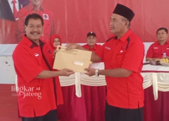 SERAH TERIMA: Penyerahan SK saksi dari DPC PDIP Kendal kepada saksi dari PAC Kecamatan. (Unggul Priambodo/Lingkarjateng.id)