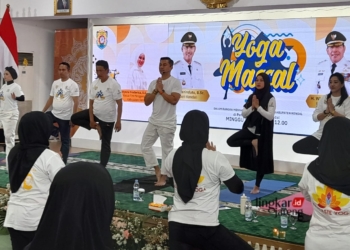 MEMPERAGAKAN: Anjasmara saat memperagakan salah satu gerakan yoga dalam acara Yoga Massal di Kendal. (Arvian Maulana/Lingkarjateng.id)
