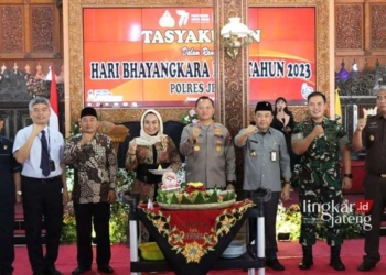 TASYAKURAN: Perayaan Hari Bhayangkara di Pendopo Kartini, Jepara. (Tomi Budianto/Lingkarjateng.id)