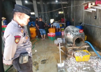 GUDANG PRODUKSI: Aktivitas produksi filet ikan di gudang milik Wildanu Khaladun yang menuai keluhan warga karena dianggap menimbulkan polisi udara di Desa Banyutowo, Kecamatan Dukuhseti, Pati, Jawa Tengah. (Dok. Lingkar/Lingkarjateng.id)