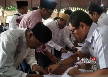 Polemik Seleksi Perades di Kudus, 5 Desa Sepakat Damai 28 TANDA TANGAN: Penandatanganan kerja sama antara ketua panitia pengisian perangkat desa dengan pihak perguruan tinggi sebelum pelaksanaan tes seleksi di Pendopo Kabupaten Kudus. (Istimewa/Lingkarjateng.id)