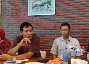 BERI KETERANGAN: Beny Djunaedi (kanan) bersama kuasa hukumnya Budi Supriyatno (kiri) saat menjawab pertanyaan dari awak media terkait gugatan terhadap The Sato Hotel belum lama ini. (Nisa Hafizhotus Syarifa/Lingkarjateng.id)