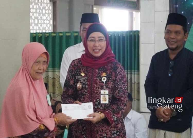 MENYERAHKAN BANTUAN: Pj Bupati Batang, Lani Dwi Rejeki menyerahkan bantuan modal usaha pada 29 disabilitas di Batang. (Istimewa/Lingkarjateng.id)