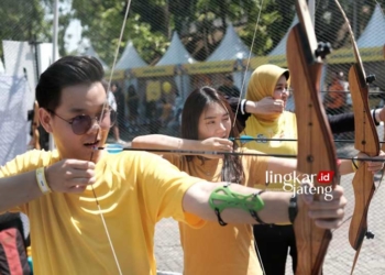 MEMANAH: Sejumlah peserta menikmati kegiatan memanah yang disuguhkan dalam Prodia Healthy Fun Festival (Prodia HFF) 2023 di Gor Jatidiri, Kota Semarang pada Minggu, 30 Juli 2023. (Istimewa/Lingkarjateng.id)