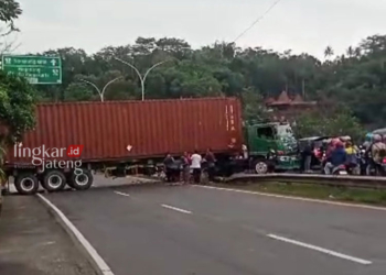 MACET: Akibat rem blong, sebuah truk kontainer mengalami kecelakaan di dekat jembatan Tuntang, Kecamatan Tuntang, Kabupaten Semarang, pada Jumat (7/7). (Hesty Imaniar/Lingkarjateng.id)