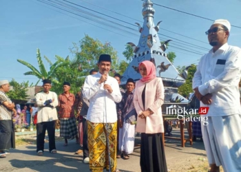 SIMBOLIS: Anggota DPRD Jateng, Benny Karnadi, menyerahkan kubah majsid kepada Ketua Panitia Pembangunan Masjid Qofa Desa Tlahab, Kecamatan Gemuh, Kabupaten Kendal. (Unggul Priambodo/Lingkarjateng.id)