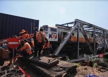 DALAM PERBAIKAN: Kereta api sudah bisa melintas pascakecelakaan truk tertabrak kereta api (KA) 112 Brantas, di Madukoro Raya, Semarang, Rabu, 19 Juli 2023. (Antara/Lingkarjateng.id)