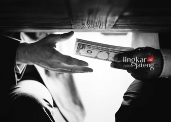 ILUSTRASI: Praktik suap yang merupakan salah satu penyakit birokrasi. (Freepik @rawpixel.com/Lingkarjateng.id)