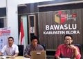 ILUSTRASI: Tiga anggota Komisioner Badan Pengawas Pemiliham Umum (Bawaslu) Kabupaten Blora saat bertugas. (Istimewa/Lingkarjateng.id)