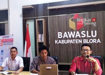 ILUSTRASI: Tiga anggota Komisioner Badan Pengawas Pemiliham Umum (Bawaslu) Kabupaten Blora saat bertugas. (Istimewa/Lingkarjateng.id)