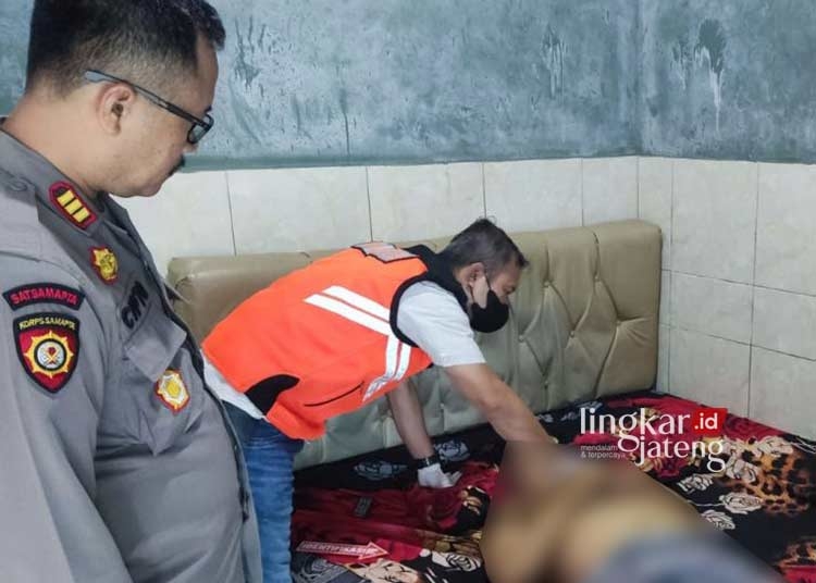 Seorang Pria Ditemukan Tewas dalam Kamar Hotel di Kudus 25 EVAKUASI: Kapolsek Jati, AKP Cipto mendampingi jajaran bersama tim medis dari Puskesmas Jati dalam evakuasi tamu yang meninggal di kamar Hotel Surya Kencana. (Istimewa/Lingkarjateng.id)