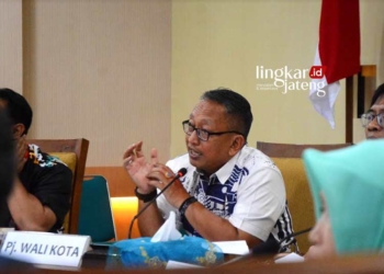 Tangani Permukiman Kumuh, Pemkot Salatiga Rancang TPA Ngronggo Jadi Edu Farm 29 PRESENTASI: Pj Wali Kota Salatiga Sinoeng N. Rachmadi saat memaparkan Proposal DAK Tematik Pengentasan Permukiman Kumuh Terpadu. (Istimewa/Lingkarjateng.id)