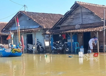 TENGGELAM: Puluhan rumah di Kelurahan Karangsari Kecamatan Kendal terendam banjir rob. (Arvian Maulana/Lingkarjateng.id)