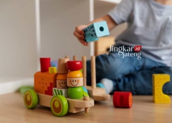 BERMAIN: Ilustrasi seorang anak sedang bermain susun balok. (Freepik/Lingkarjateng.id)