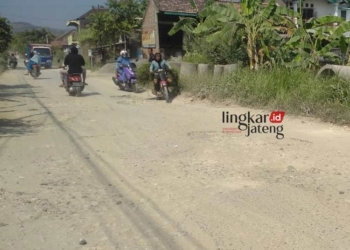 MEMPRIHATINKAN: Ruas Jalan Sumbersari-Beketel Kecamatan Kayen akan diperbaiki Oktober 2023. (Khairul Mishbah/Lingkarjateng.id)