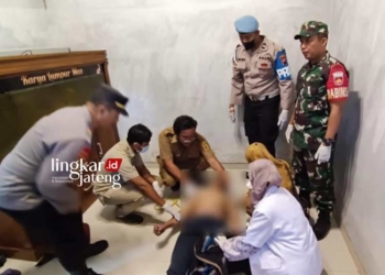 EVAKUASI: Polsek Tayu dan tenaga medis mengevakuasi seorang pria yang ditemukan tewas gantung diri adiknya di Desa Tayu Kulon, Kecamatan Tayu, Kabupaten Pati pada Senin, 24 Juli 2023. (Istimewa/Lingkarjateng.id)