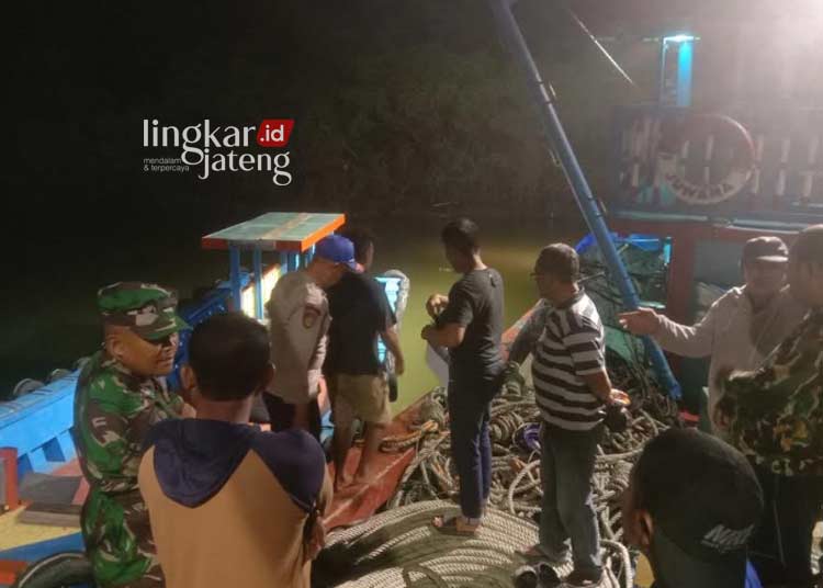 TKP: Sat Polairud Polresta Pati melakukan pencarian warga Batang yang tercebur di Sungai Silugonggo, Pati pada Minggu, 9 Juli 2023 malam. (Istimewa/Lingkarjateng.id)