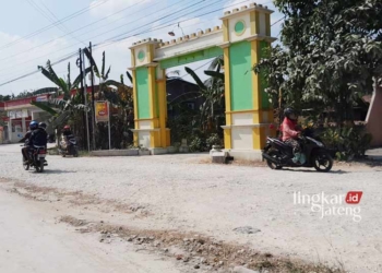 RUSAK: Jalan akses tiga kabupaten tepatnya di Desa TambakSelo, Kecamatan Wirosari, Kabupaten Grobogan rusak, berbatu dan berkerikil. (Eko Wicaksono/Lingkarjateng.id)