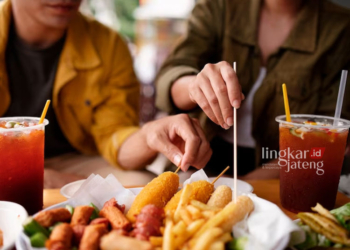 ILUSTRASI: Orang yang berlebihan mengonsumsi junk food dapat mempercepat timbolnya risiko penyakit diabetes. (Freepik/Lingkarjateng.id)