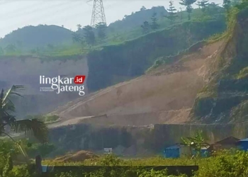 KERUSAKAN ALAM: Kondisi Pegunungan Kendeng yang digerus galian C membuat vegetasi tumbuhan rusak sehingga potensi karhutla tinggi. (Setyo Nugroho/Lingkarjateng.id)