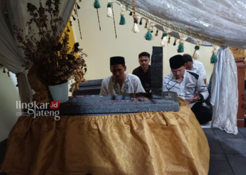 ZIARAH: Ketua Panitia Haul Ki Ageng Penjawi bersama Camat Dukuhseti Agus Sunarko saat mengunjungi makam Ki Ageng Penjawi belum lama ini. (Nailin RA/Lingkarjateng.id)