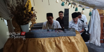 ZIARAH: Ketua Panitia Haul Ki Ageng Penjawi bersama Camat Dukuhseti Agus Sunarko saat mengunjungi makam Ki Ageng Penjawi belum lama ini. (Nailin RA/Lingkarjateng.id)