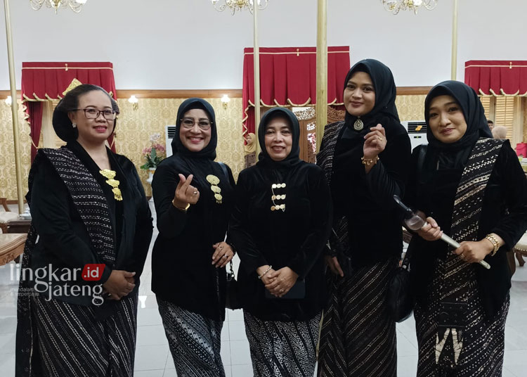 Di Balik Sukses Pawai Kirab ke-1 Napak Tilas Ki Ageng Penjawi Kebangkitan Pati 25 DI BALIK KESUKSESAN SUAMI: (Dari kiri ke kanan) Istri Ketua Panitia Teguh Jumadiyanto, Endang Purwaningsih; Istri Mantan Kapolsek Batangan Any Prihatiningtyas; Istri Pj Bupati Ibu Faiza Henggar Anggoro; Istri Kasdim 07/18 Pati Wiwik Sundari Maulana Muttaqin Fahmi, Istri Penanggung Jawab Pawai Kirab Irma Indrasari Agus Sunarko. (Lingkar Media Group)