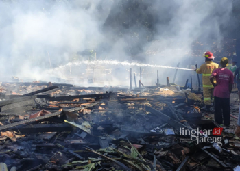HANGUS : Puing-puing rumah Sujadmin hangus tanpa tersisa dengan kerugian capai Rp 70 juta, Selasa (11/7/2023). (Eko Wicaksono/Lingkarjateng.id)