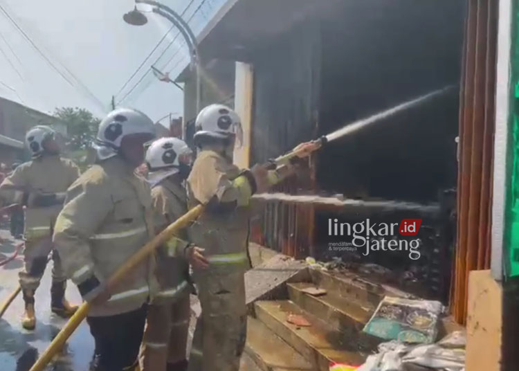 MEMADAMKAN API: Petugas Pemadam Kebakaran Kota Semarang sigap memadamkan kobaran api yang melalap toko kelontong di Jagalan Semarang Selatan Minggu, 9 Juli 2023. (Rizky Syahrul Al-Fath/Lingkarjateng.id)