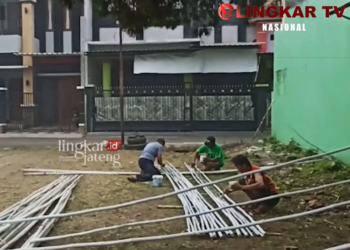 PERSIAPAN: Warga setempat kerja bakti mempersiapkan Haul Ki Ageng Penjawi Kebangkitan Pati. (Tangkapan Layar Lingkar TV)