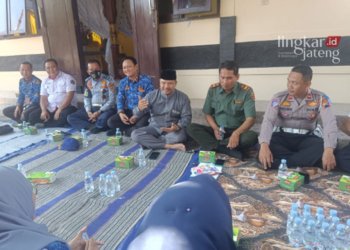 BERSINERGI: Penanggung jawab acara Agus Sunarko, S.STP., M.Si. (berpeci) memberikan penjelasan dalam rapat pematangan agenda Pawai Kirab “Napak Tilas Ki Ageng Penjawi Kebangkitan Pati” di Kaborongan, Pati Lor, Pati, Jawa Tengah, Senin (17/7/2023). (Nailin RA/Lingkarjateng.id)