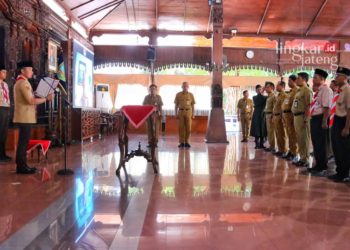 SEREMONIAL: Bupati Kudus HM Hartopo melantik sejumlah kepala sekolah (kepsek) di Pendopo Kabupaten Kudus, belum lama ini. (Nisa Hafizhotus Syarifa/Lingkarjateng.id)